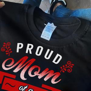 Proud Mom of a 2022 Graduate Class of 2022 s unisex, hoodie, sweatshirt