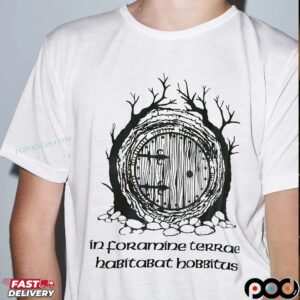In Foramine Terrae Habitabat Hobbitus T Shirt