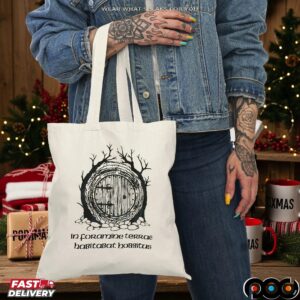 In Foramine Terrae Habitabat Hobbitus T Shirt