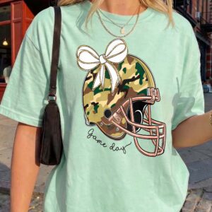 Game Day Camo Football Helmet Bow Shirt for Women xaqswjvt
