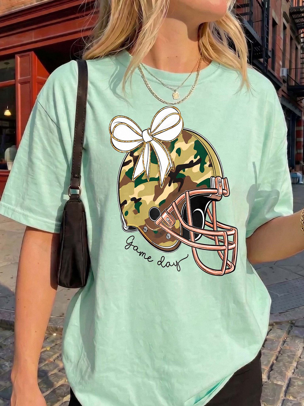 Game Day Camo Football Helmet Bow Shirt for Women xaqswjvt