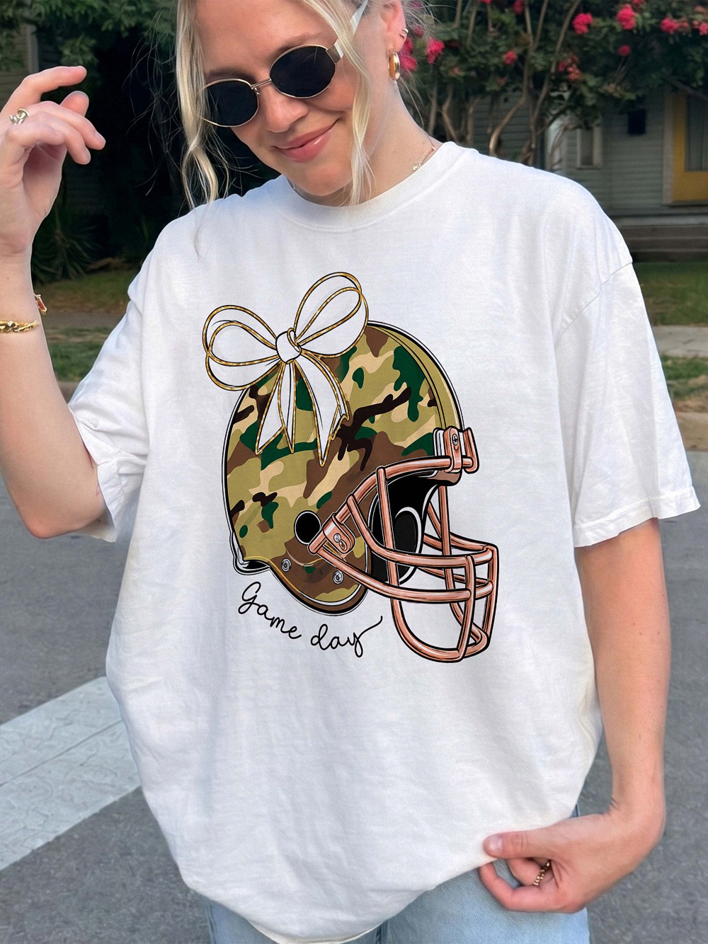 Game Day Camo Football Helmet Bow Shirt for Women xaqswjvt