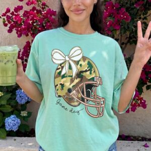 Game Day Camo Football Helmet Bow Shirt for Women xaqswjvt