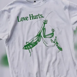 Love Hurts Praying Mantis Tee, Funny Dark Humor Sarcastic Insect Graphic T-Shirt